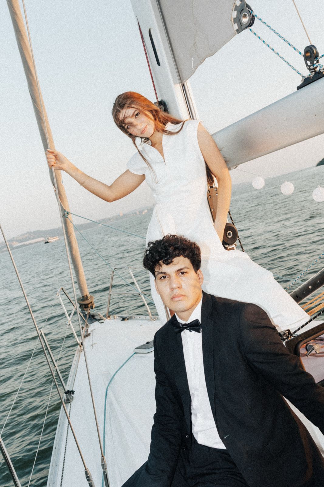 Eduarda e Rafael no veleiro ao entardecer